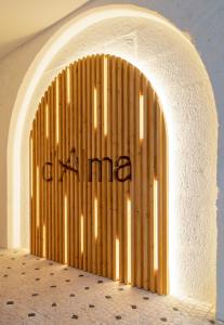 波尔图d'ALMA Boutique Hotel的木墙拱门,有圆顶