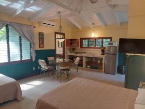 卡维塔Playa Negra Guesthouse的厨房以及带桌椅的用餐室。
