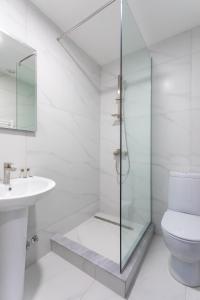 库塔伊西Hotel West Way的带淋浴、卫生间和盥洗盆的浴室