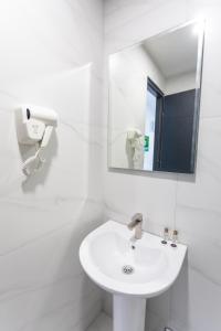 库塔伊西Hotel West Way的白色的浴室设有水槽和镜子