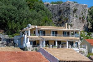 卡西奥皮Solaris Methea- Luxury Central Villa by the Castle的城堡前的房屋,屋顶