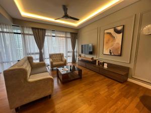 吉隆坡Anggun KL Malaysia的带沙发和电视的客厅