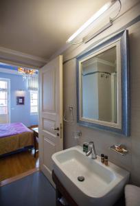 纳夫普利翁艾特马酒店 的一间带水槽和镜子的浴室以及一张床