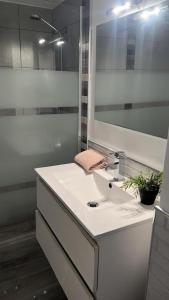 科拉雷侯Apartamento Ocean的白色的浴室设有水槽和镜子