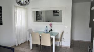 科拉雷侯Apartamento Vista Lobos的一间配备有蓝色桌子和椅子的用餐室