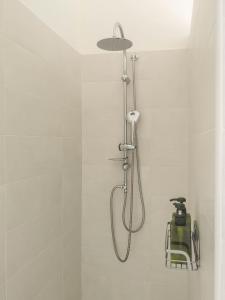 圣特奥多罗B&B Limone的浴室内配有淋浴和头顶淋浴