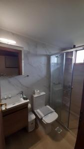 托隆Villa Christina的浴室配有卫生间、盥洗盆和淋浴。