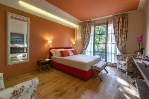 里尼亚诺苏拉尔诺Resort 37的一间卧室设有一张床和一个窗口