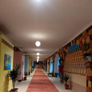 阿布辛贝Hllol Hotel Abu Simbel的一间铺有红地毯的建筑的走廊