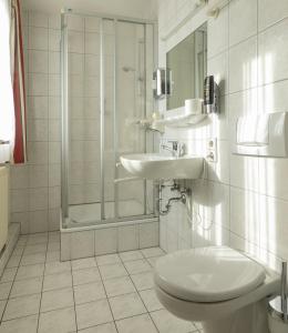 博德曼路德维希港Gasthaus Traube, Ludwigshafen, Bodensee, Seenah gelegen的浴室配有卫生间、盥洗盆和淋浴。