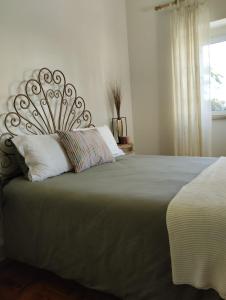 新普罗恩萨Casa Xara的一间卧室设有一张大床和一个窗户。