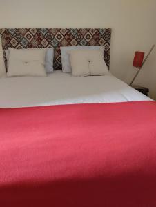 新普罗恩萨Casa Xara的一间卧室配有一张带红色毯子的大床