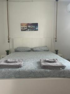 利马索尔Avra House的床上有两条毛巾