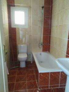 艾因苏赫纳شاليه بقرية كورنادو السخنه的浴室配有卫生间、浴缸和水槽。