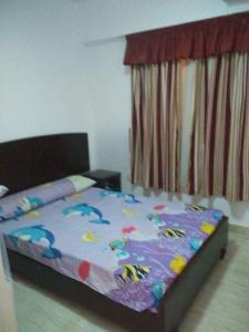 艾因苏赫纳شاليه بقرية كورنادو السخنه的一间卧室配有一张带五颜六色棉被的床