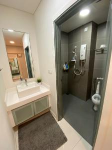 吉隆坡Summer Suites KLCC By Whollmark的一间带水槽和卫生间的浴室