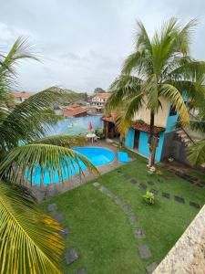 萨夸雷马Casa de Praia Suítes的享有带游泳池的度假村的空中景致