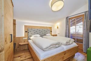 雷特温克尔安格勒酒店的一间卧室配有一张带白色床单的床和一扇窗户。