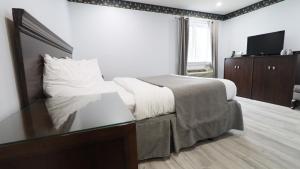 Dwight阿冈昆湖滨旅馆的一间卧室配有一张床和一张玻璃桌