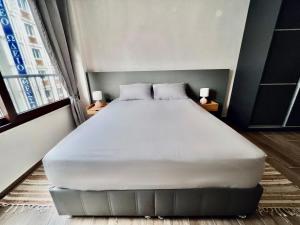 塞萨洛尼基Modiano Luxury Apartment Thessaloniki的一间卧室,卧室内配有一张大床