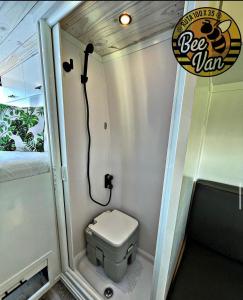 阿瓜迪亚BeeVan的拖车上带卫生间的小浴室