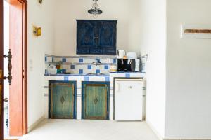 凯法洛斯Ficus Traditional Apartments的厨房配有木制橱柜和冰箱。