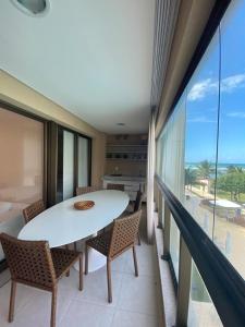 嘎林海斯港Ekoara Residence - Muro Alto的一间配备有白色桌椅的用餐室
