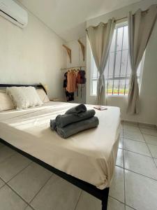 图卢姆Zamna Tulum 2BR w/Pool & Wifi的床上有两条毛巾