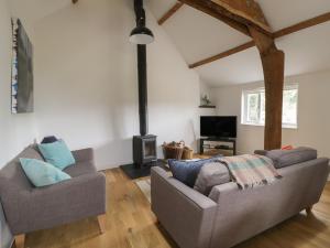 惠灵顿Brimley Barn的客厅设有两张沙发和一个壁炉