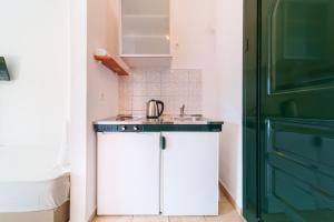 波罗斯Giannatos Studios- Isabella的一个带水槽和绿门的厨房