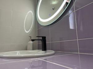 亚历山德鲁波利斯SnappyB - Minimalo的一间带水槽和镜子的浴室