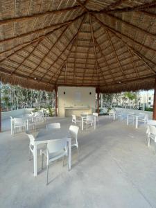 图卢姆Zamna Tulum 2BR w/Pool & Wifi的草屋顶下一组桌椅