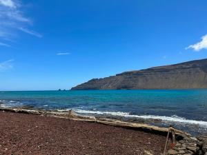 塞博河畔卡莱塔La casita de Gara的大海和山底的海滩