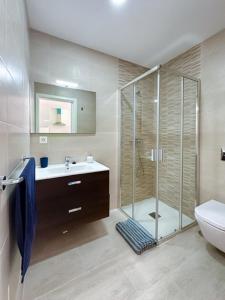 塞博河畔卡莱塔La casita de Gara的带淋浴、盥洗盆和卫生间的浴室