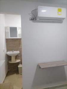 卡塔赫纳Edif HA的白色的浴室设有水槽和卫生间。