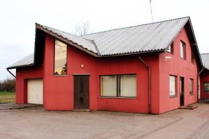 科克尼斯Motelis Astarte的一间红色的房子,有金属屋顶