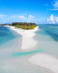 FenfushiOasis Village Fenfushi, Maldives的海中的一个岛屿,有白色的沙滩和蓝色的水