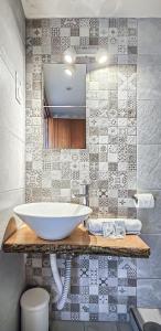多列毛利诺斯帕尔梅拉旅馆的一个带大白色水槽的柜台浴室