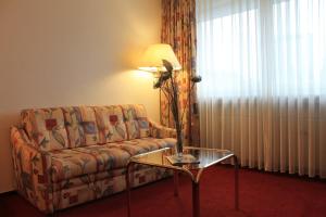 埃森埃森城市酒店的客厅配有沙发和桌子