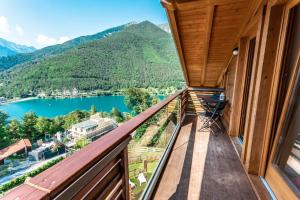 皮耶韦迪莱德罗Casa Panorama - Ledro House的享有湖泊和山脉美景的阳台。