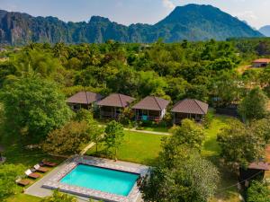 万荣比尔林别墅旅馆的享有带游泳池的度假村的空中景致
