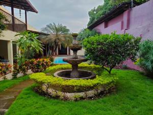 莱昂Casa Riverstone的庭院中间带喷泉的花园
