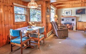 埃斯蒂斯帕克McGregor Mountain Lodge的一间带桌椅和壁炉的用餐室