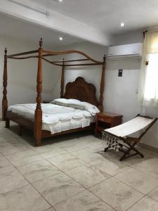 CosoleacaqueHotel Cosoleacaque Centro的一间卧室配有木床和长凳