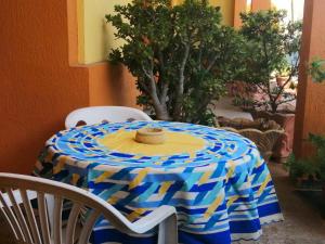 阿莱齐奥L' Aranceto的一张蓝色和黄色的桌子,上面有帽子