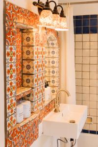 圣达菲Pueblo Bonito Santa Fe的一间带水槽和瓷砖墙的浴室