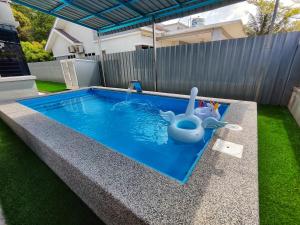 Homestay Temerloh with Private Pool Near Hospital 4 Bedroom 4 Aircond 10pax Free Wi-Fi Netflix