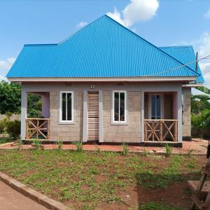 莫希Kili View Lodge的蓝色屋顶的小房子