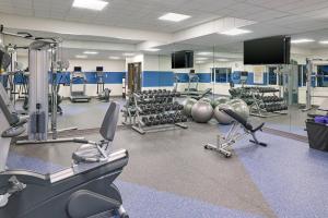 贝灵厄姆贝灵厄姆福朋喜来登酒店及会议中心的健身房,带跑步机的健身房