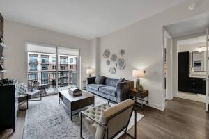 兀兰Manhattan Suite - 723的客厅配有沙发和桌子